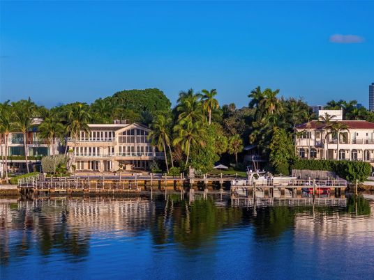 Exterior, Lake