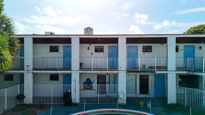 Exterior, Facade, Rowhouse