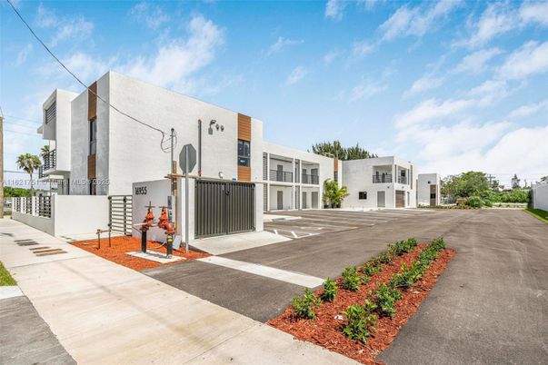 Attached, Exterior, Facade, Modern