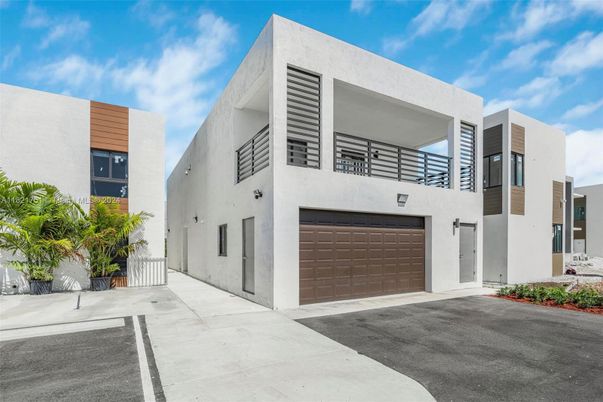Attached, Exterior, Facade, Modern