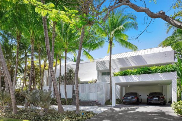Attached, Exterior, Facade, Modern