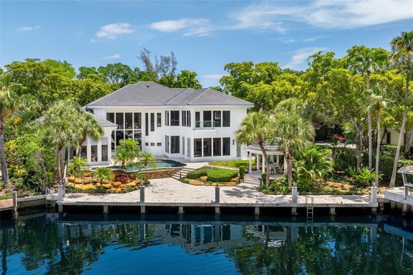 Exterior, Lake