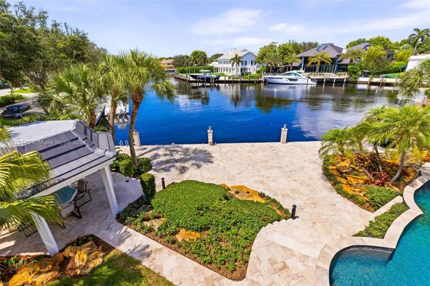 Exterior, Lake