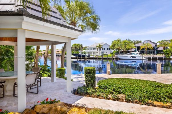 Exterior, Lake