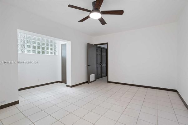 Empty room, Interior