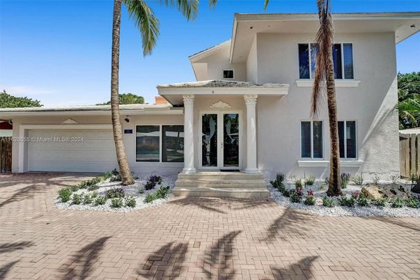 Attached, Exterior, Facade, Modern
