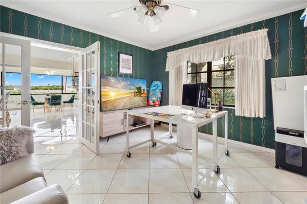 Home Office, Interior