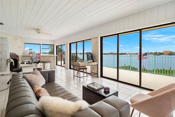 Interior, Living room, Sun Room, Water