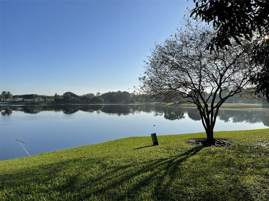 Exterior, Lake