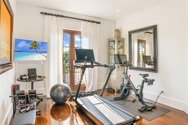 Fitness Equipment, Interior, Recessed Lighting, Wood Texture Flooring
