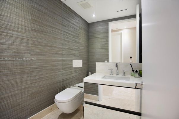 Bathroom, Interior, Recessed Lighting