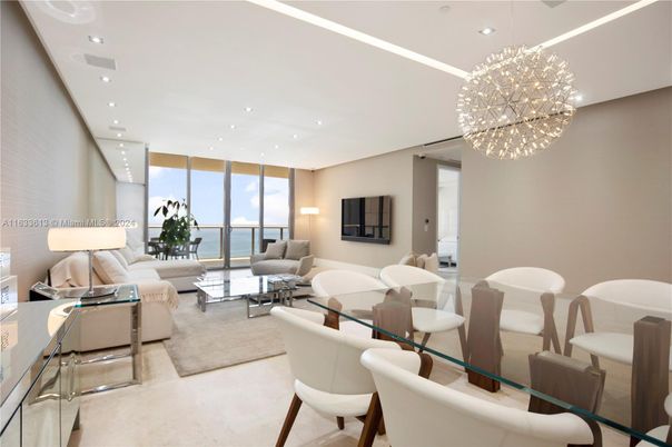 Dining room, Interior, Living room, Pendant Lights, Recessed Lighting, Water