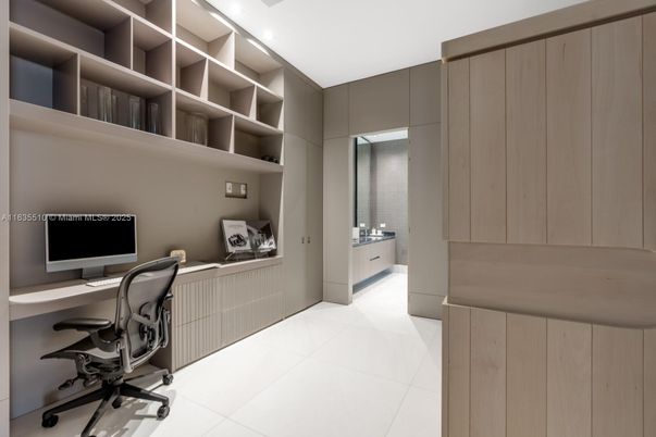 Home Office, Interior