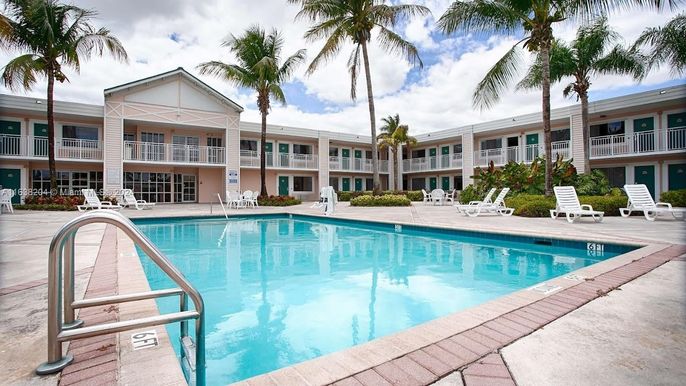 Exterior, Pool