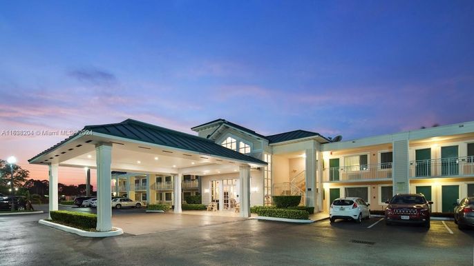 Exterior, Facade, Ranch