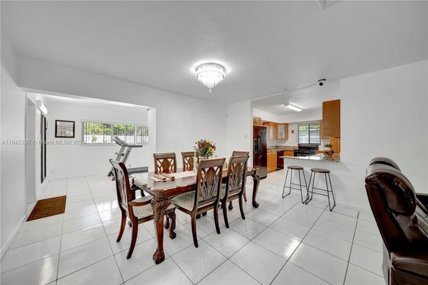 Chandelier, Dining room, Interior, Kitchen