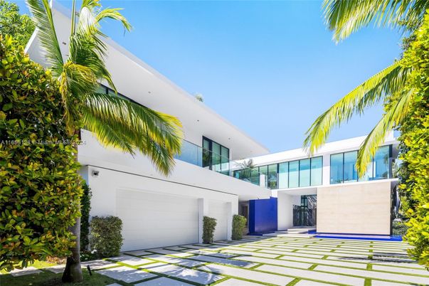 Attached, Exterior, Facade, Modern