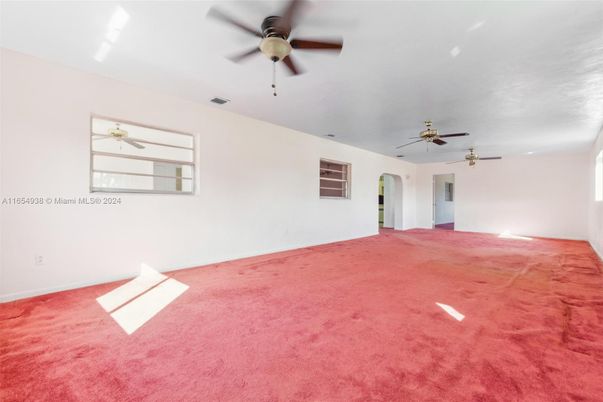 Empty room, Interior