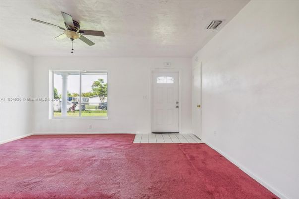 Empty room, Interior