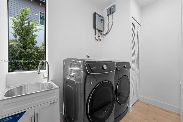Interior, Washer, Wood Texture Flooring