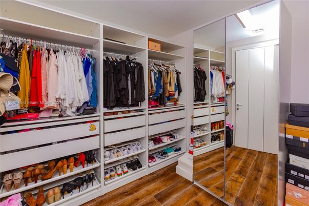 Interior, Walk-in Closets, Wood Texture Flooring