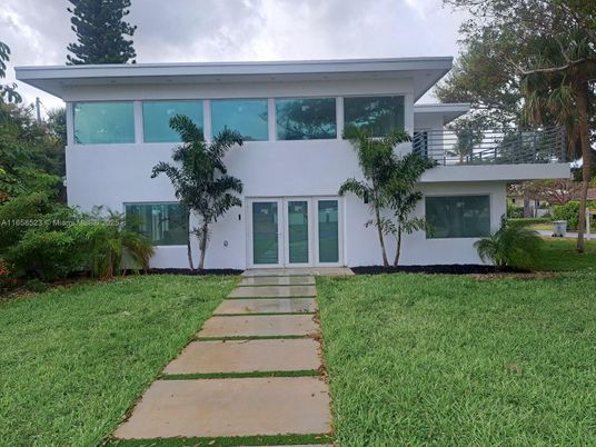 Exterior, Facade, Modern