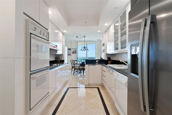 Dining room, Interior, Kitchen, Pendant Lights, Recessed Lighting, Stainless Steel Appliances