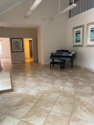 Interior, Piano