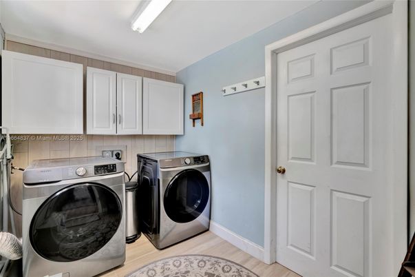 Interior, Washer, Wood Texture Flooring