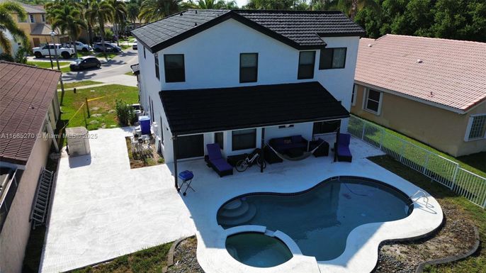 Exterior, Pool