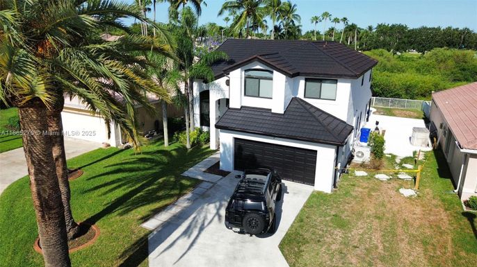 Attached, Exterior, Facade, Mediterranean