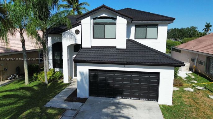 Attached, Exterior, Facade, Mediterranean