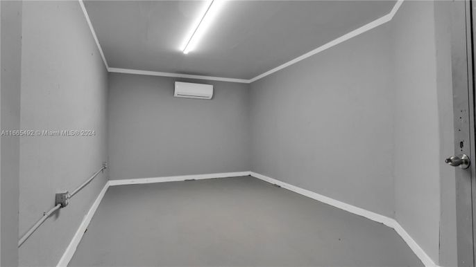 Empty room, Interior