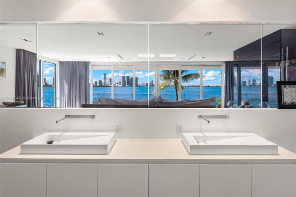 Bathroom, Dual Sink Vanities, Interior, Recessed Lighting, Water