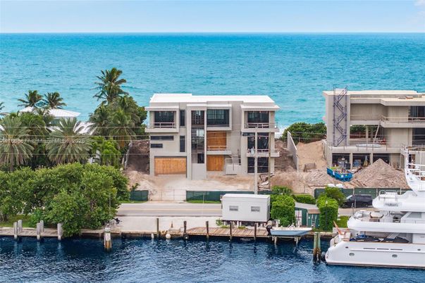 Exterior, Lake