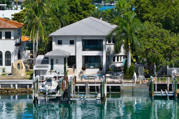 Exterior, Lake