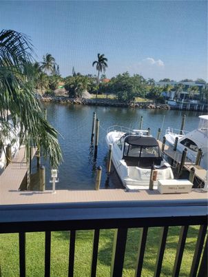 Exterior, Lake