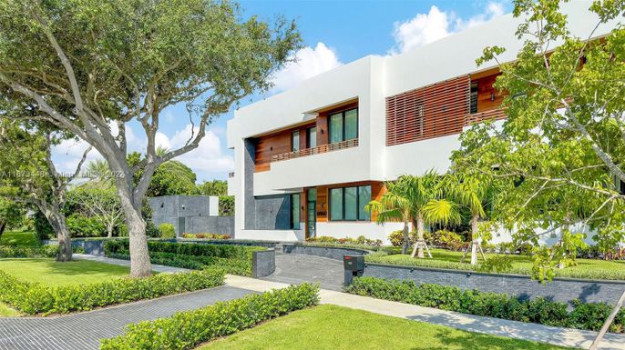 Backyard, Exterior, Facade, Modern