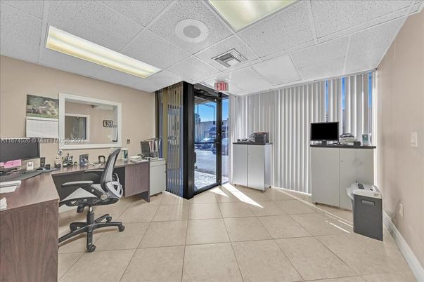 Home Office, Interior