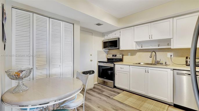 Dining room, Interior, Kitchen, Stainless Steel Appliances, Wood Texture Flooring