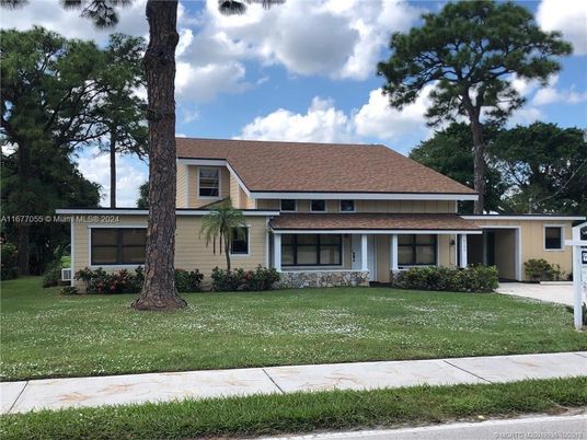Backyard, Exterior, Facade, Ranch