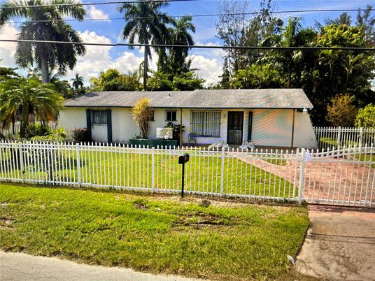 Backyard, Exterior, Facade, Ranch