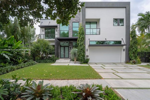 Attached, Backyard, Exterior, Facade, Modern