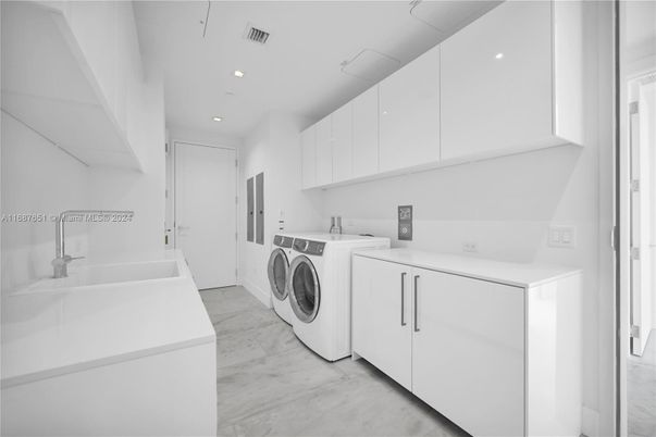 Interior, Marble, Recessed Lighting, Washer