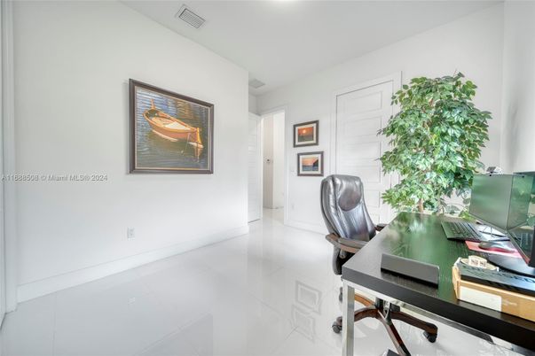 Home Office, Interior