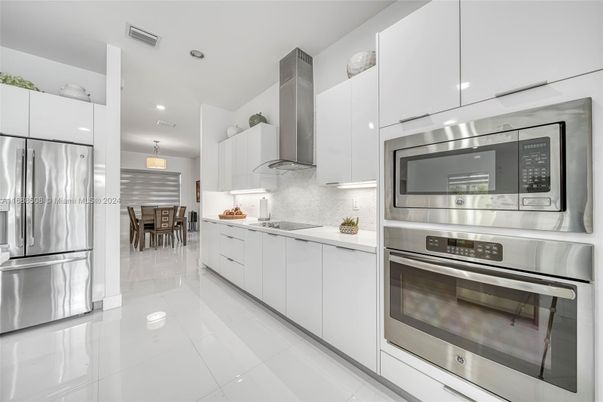 Dining room, Interior, Kitchen, Pendant Lights, Recessed Lighting, Stainless Steel Appliances