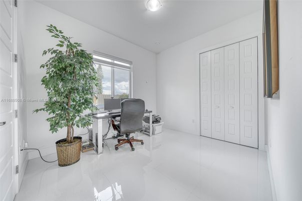 Home Office, Interior