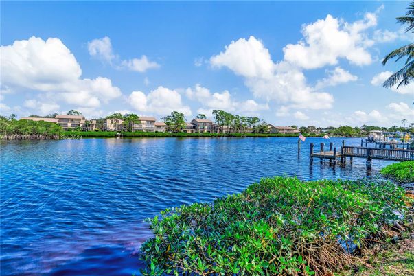 Exterior, Lake