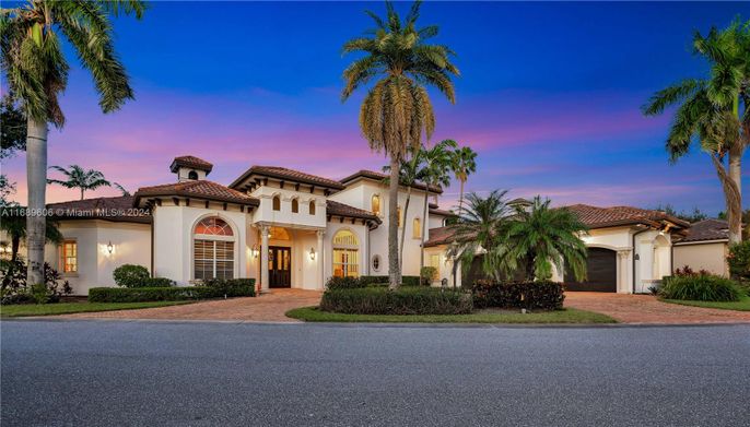 Attached, Exterior, Facade, Mediterranean