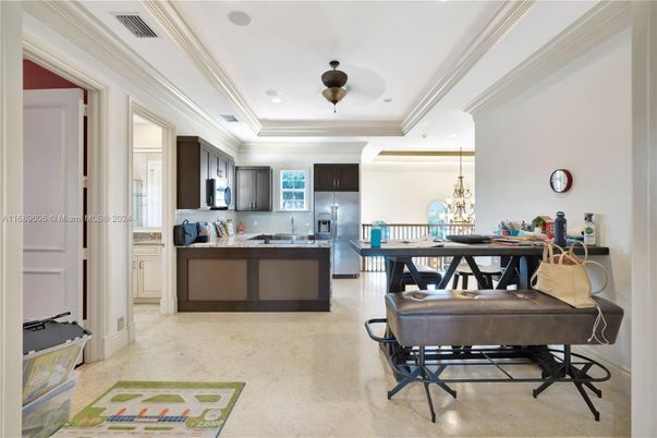 Chandelier, Dining room, Interior, Kitchen, Pendant Lights, Recessed Lighting, Stainless Steel Appliances